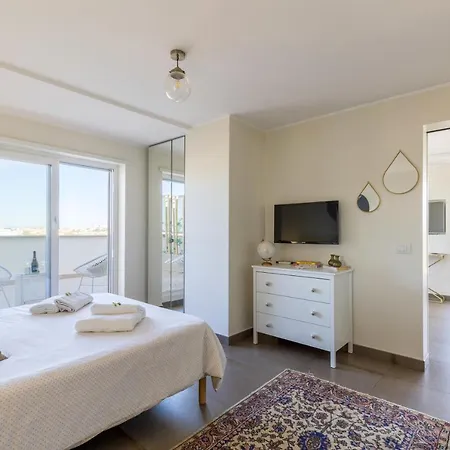 Penthouse With A Panoramic Rooftop In Trastevere With Seasonally Jacuzzi