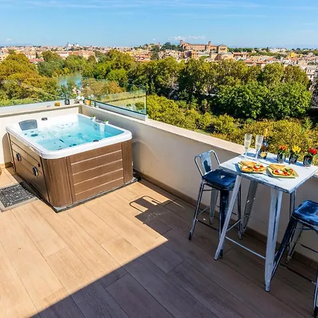Penthouse With A Panoramic Rooftop In Trastevere With Seasonally Jacuzzi