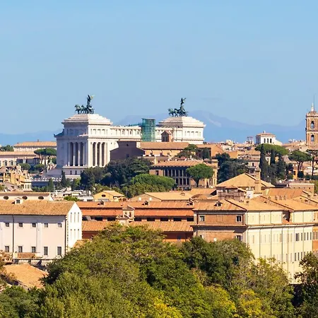 Penthouse With A Panoramic Rooftop In Trastevere With Seasonally Jacuzzi