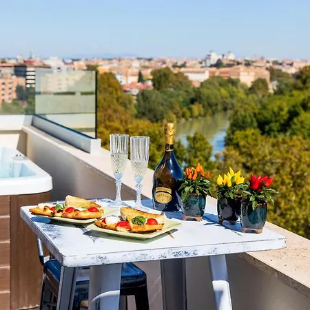 Penthouse With A Panoramic Rooftop In Trastevere With Seasonally Jacuzzi