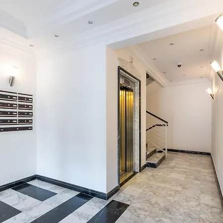 Penthouse With A Panoramic Rooftop In Trastevere With Seasonally Jacuzzi *